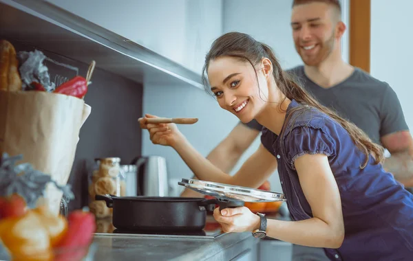 Pareja cocinando juntos en su cocina en casa —  Fotos de Stock