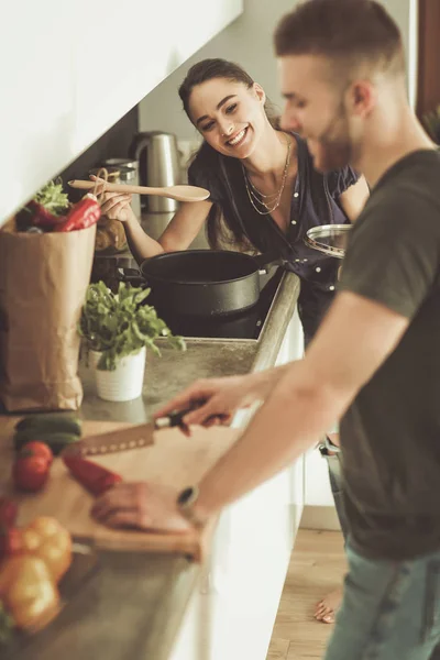 Pareja cocinando juntos en su cocina en casa —  Fotos de Stock