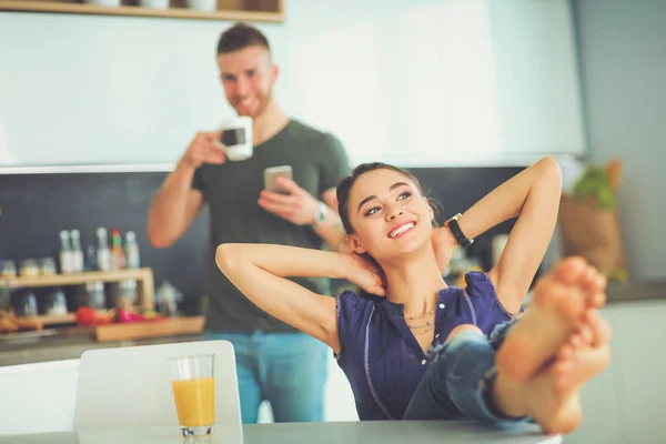 Hermosa pareja joven se divierte en la cocina en casa — Foto de Stock