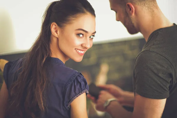 Couple heureux en utilisant smartphone debout dans la cuisine — Photo