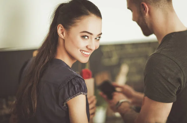 Lyckligt par använder smartphone stående i köket — Stockfoto