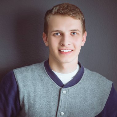 siyah arka plan üzerine yakışıklı bir genç adam portresi