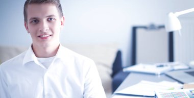 Genç işadamı ofiste masa oturarak çalışma