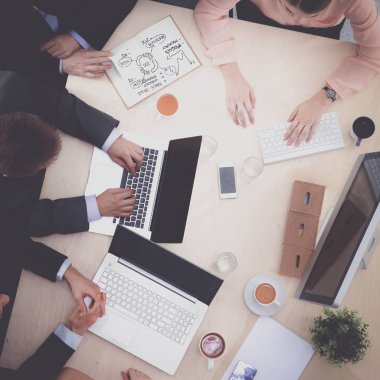 İş adamları iş toplantısında, ofiste oturup tartışıyorlar.