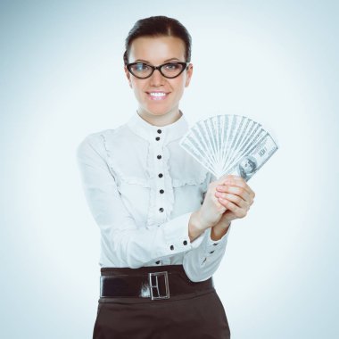 Elinde dolarlar olan genç bir kadın, beyaz arka planda soyutlanmış.