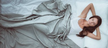 Evdeki yatakta uzanmış güzel esmer