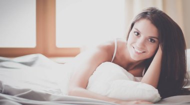 Evdeki yatakta uzanmış güzel esmer