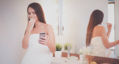 Dişlerini Temizleme genç bir kızın portresi