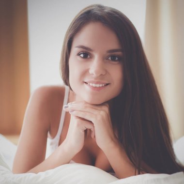 Evdeki yatakta uzanmış güzel esmer