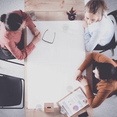 İş adamları toplantıda, ofiste oturup tartışıyorlar.