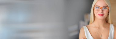 Stüdyoda çalışan genç moda tasarımcısı kadın