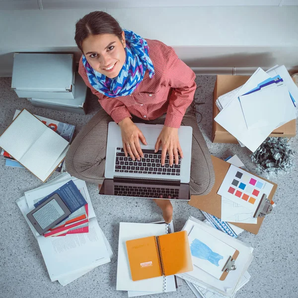 Jonge modeontwerper werkt in studio. — Stockfoto