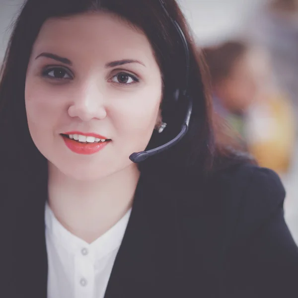 Attraktive Geschäftsfrau sitzt auf Schreibtisch im Büro — Stockfoto