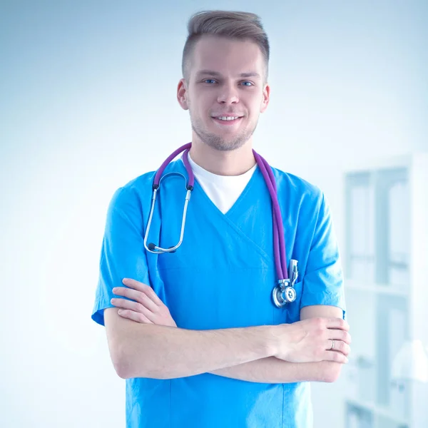 Доктор со стетоскопом стоя, скрещенные руки, изолированные на белом фоне — стоковое фото