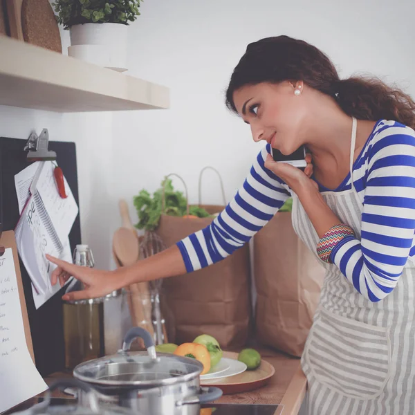 Young woman in the kitchen preparing a food — Stock Photo, Image