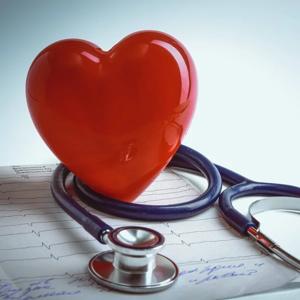 Czerwone serce i stetoskop na biurko — Zdjęcie stockowe
