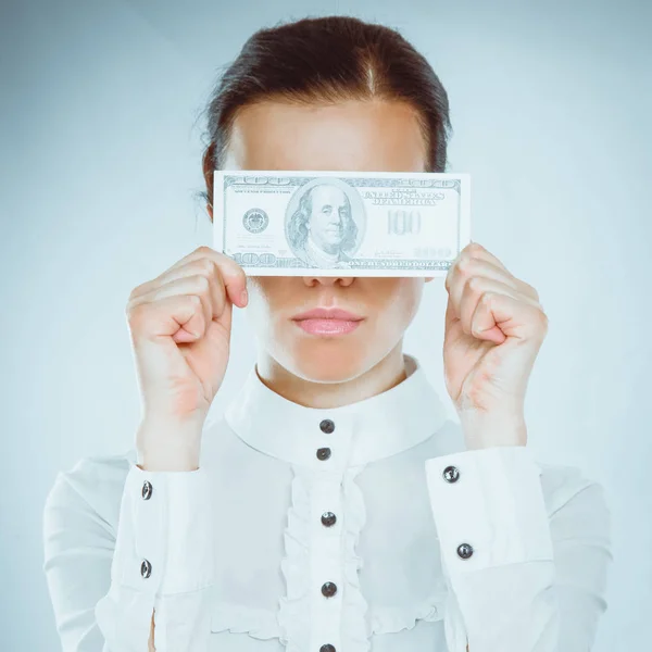 Une jeune femme avec des dollars dans les mains, isolée sur fond blanc — Photo