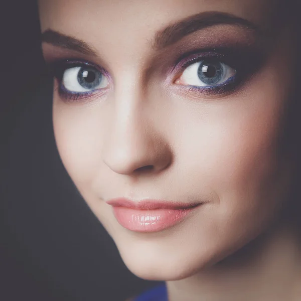 Güzel bir genç kadın profesyonel makyaj stüdyo çekim — Stok fotoğraf