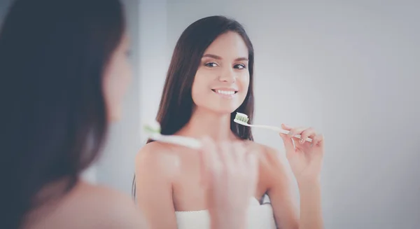 Retrato de una joven limpiándose los dientes — Foto de Stock