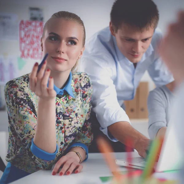 Portret van aantrekkelijke vrouwelijke ontwerper in functie — Stockfoto