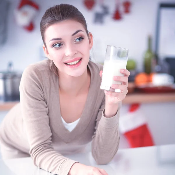 Young smilling woman standing in her kitchen — Stock Photo, Image