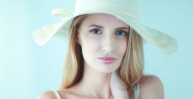 Retrato de la hermosa modelo con sombrero, aislado sobre fondo blanco