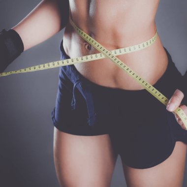 Fitness kadınları ölçü bandıyla güzel vücutlar.