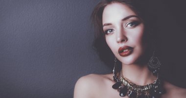 Siyah elbiseli, akşam makyajlı güzel bir kadın.