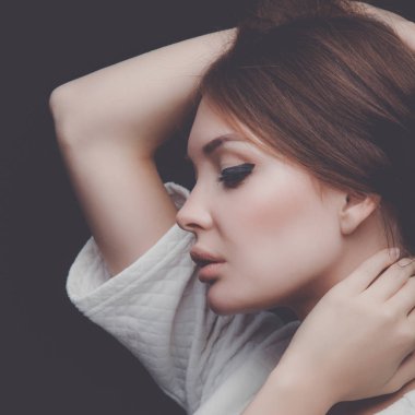 siyah arka plan üzerine izole güzel bir kadın portresi