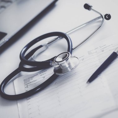 Menekşe steteskop yakınındaki beyaz dizüstü bilgisayar