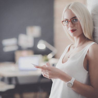 Kadın tasarımcı ofis cep telefonu kullanma