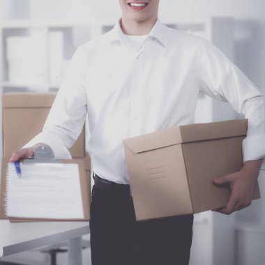 Taşıma kutusu ve beyaz üzerine izole edilmiş diğer şeylerin olduğu bir kişinin portresi