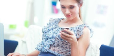 Ofiste masa başında oturan çekici bir iş kadını.