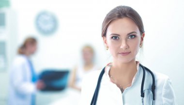 Kadın doktor hastanede duruyor.