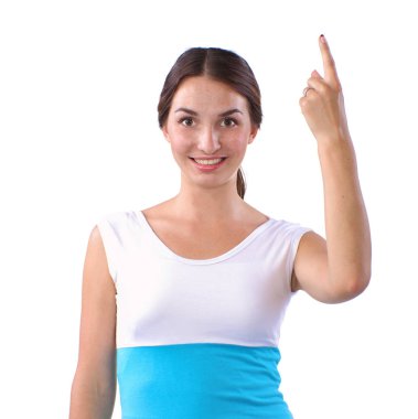 yukarı dönük, gülümseyen genç bir kadın portresi