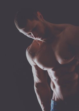 sağlıklı, kaslı, genç adam. siyah arka plan üzerine izole