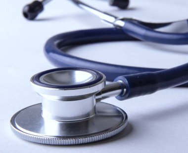 Beyaz arkaplanda tıbbi steteskop