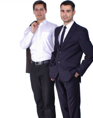 Beyaz arka plan üzerinde izole sözleşme klasör tutan iki iş adamı