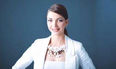 Boncuklar, gri arka plan üzerinde duran genç kadın portresi