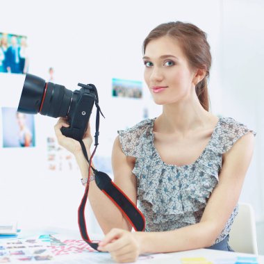 Ofiste masa başında oturan çekici bir iş kadını.