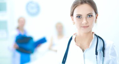 Kadın doktor hastanede duruyor.
