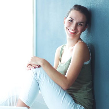 katta oturan çekici beyaz kız