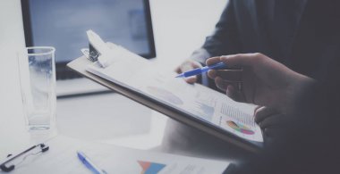 İş adamları iş toplantısında, ofiste oturup tartışıyorlar.