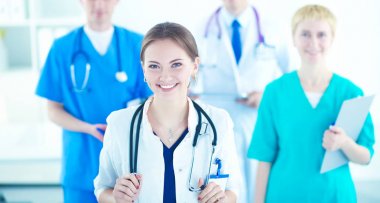 Tıp grubunun önünde çekici bir kadın doktor.