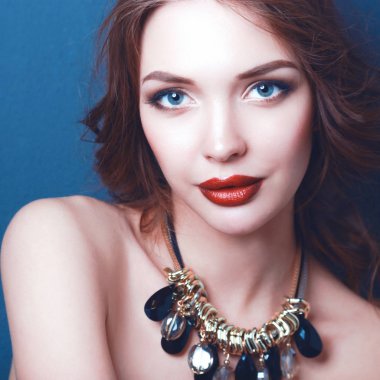 Siyah elbiseli, akşam makyajlı güzel bir kadın.