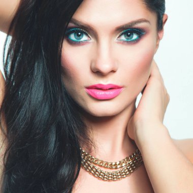 Gri arka plan üzerinde güzel kadın portresi