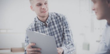 İş adamları ofiste görüştüler.