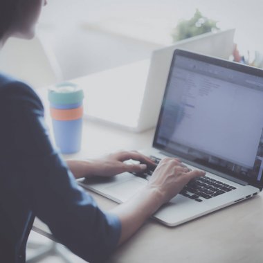 Masada dizüstü bilgisayarı olan kadın.