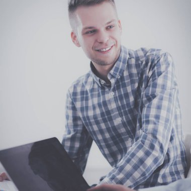 İş adamları ofiste görüştüler.