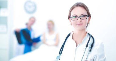 Kadın doktor hastanede duruyor.